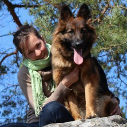 Charline F. étudiante en ostéopathie canine et sa chienne Jeep